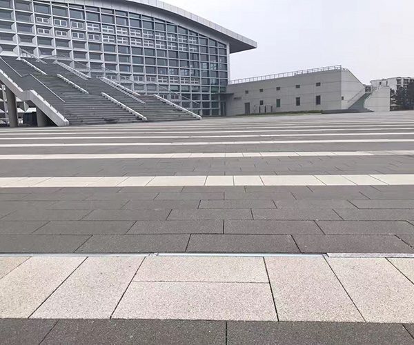 小區(qū)廣場(chǎng)路面磚選哪種比較好？