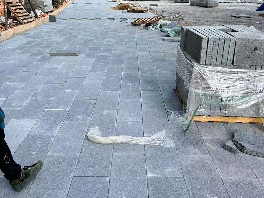 鋪設(shè)透水磚時(shí)需要打水泥漿嗎？