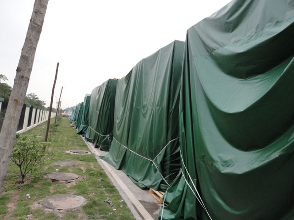 雨季使用防雨布覆蓋水泥磚